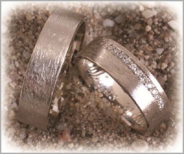 IM255 engraved wedding rings platinum set ice matted